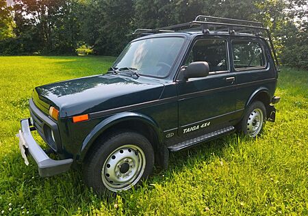 Lada Taiga 4x4 Anhängerkupplung1900 kg, Dachträger