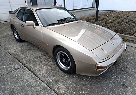 Porsche 944