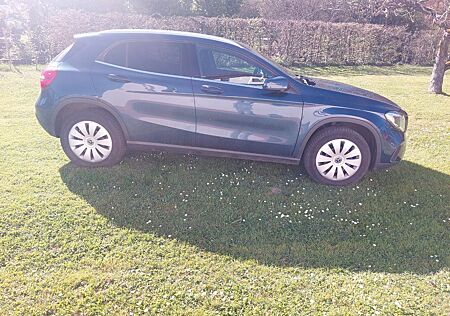 Mercedes-Benz GLA 220 d 4MATIC DCT -