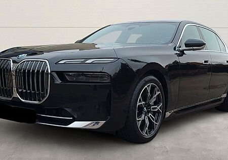 BMW 750 e xDrive 360 SOFT CLOSE B&WIconic Glow