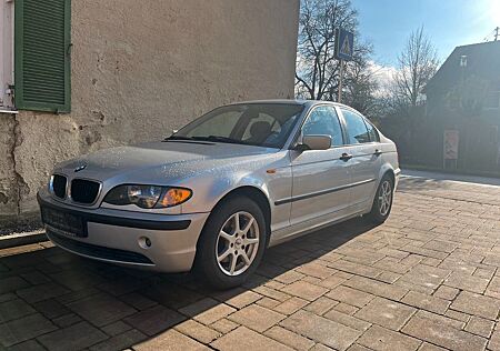 BMW 318i - AHK, Schiebedach, 8-fach-bereift