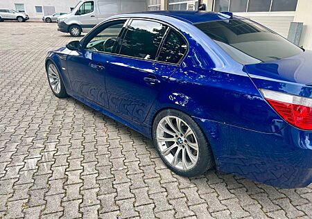 BMW M5 E60 - BJ 07/2005 - 72.400 km - 1. Hand DE