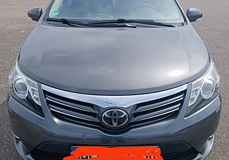 Toyota Avensis Combi 2,2-l-D-4D Automatik Executive...