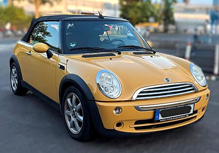Mini Cooper Cabrio in Gelb