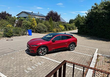 Ford Mustang Mach-E 99 kWh AWD Lucid-Rot Metallic