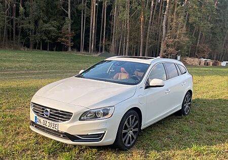 Volvo V60 D6 AWD Plug-in-Hybrid Summum Nappaleder Tech