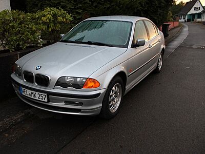 BMW 323i -