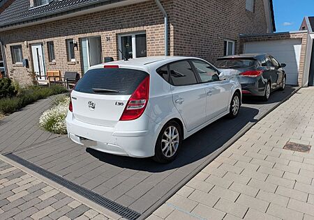 Hyundai i30 1.4 NEUE STEUERKETTE AHK TÜV neu Klimaautoma