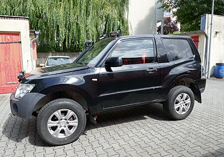Mitsubishi Pajero 3.2 DI-D Rallyeumbau mit Überrollkäfig