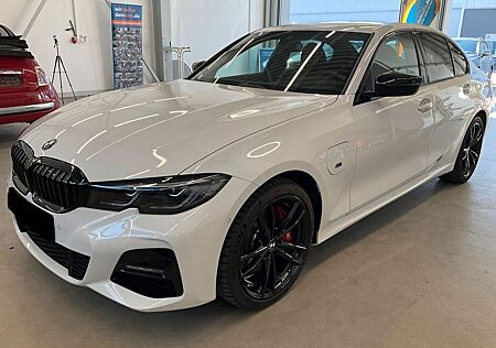 BMW 330e M Sport Lim. LED NAVI LEDER CARBON HUD