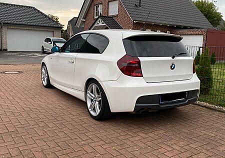 BMW 118i Lim./M-Paket/Navi/Teilleder/SHZ