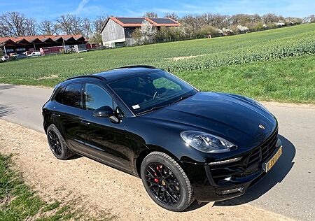 Porsche Macan GTS all-black Approved 3.27! Service neu