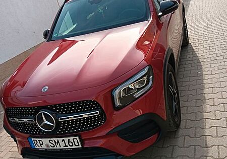 Mercedes-Benz GLB 200 4MATIC DCT -