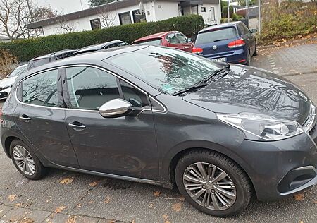 Peugeot 208 1.2 AT Allure Navi PDC hi LM