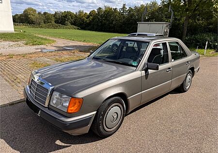 Mercedes-Benz 200 E