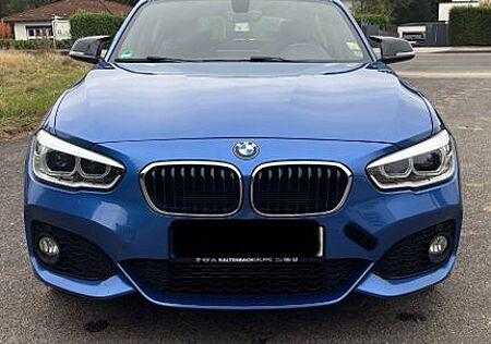 BMW 118i in blau, M Ausstattung, 8-fach bereift