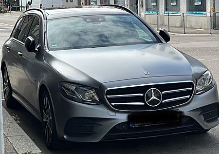 Mercedes-Benz E 300 DE AMG Look Sportliches Design . -Grau Mat