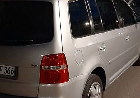 VW Touran Volkswagen 1.6 FSI Highline Highline