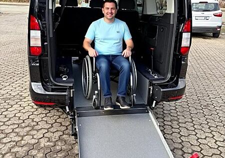 Ford Tourneo Connect mit Rollstuhlrampe und Heckaus.