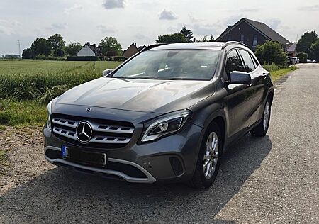 Mercedes-Benz GLA 220 4MATIC - Top 1A Zustand, viele Extras