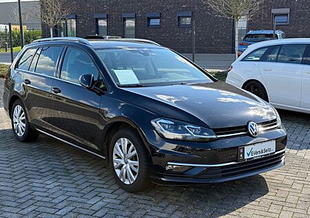 VW Golf Volkswagen VII Var. Highline PDC + Navi + AHK + 8fach