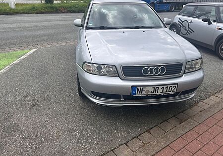 Audi A4 1.8 ohne Alufelgen
