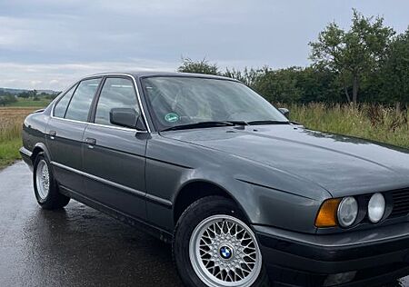 BMW 520i mit Frisch TÜV / Kein Rost/ Schalter