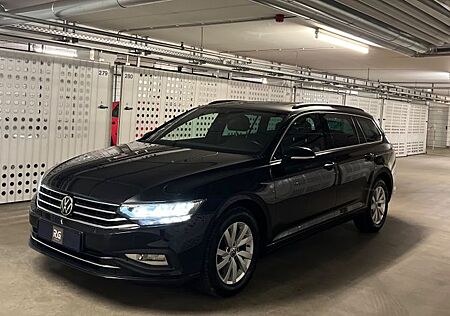 VW Passat Variant Volkswagen Business / AHK / Massagesitze/ACC