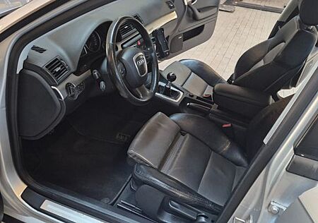 Audi A4 2.0 T FSI quattro Avant -