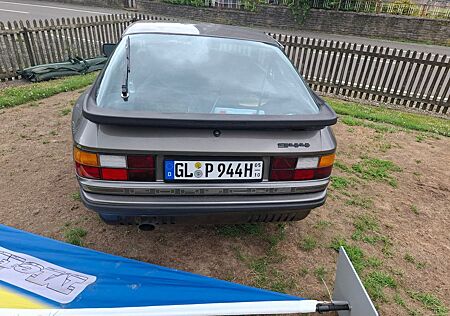 Porsche 944