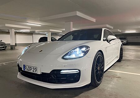 Porsche Panamera GTS Sport Chrono Alcantara 5 Sitzer