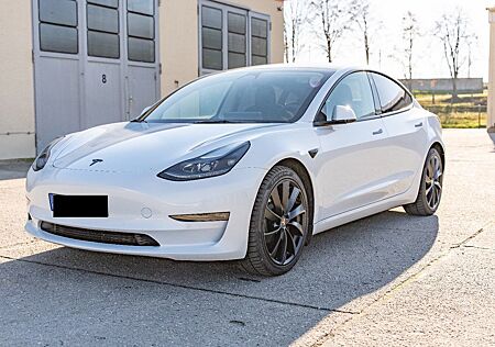 Tesla Model 3 Allradantrieb mit Dualmotor Performa...