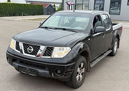 Nissan Navara Pickup Doppelkabine 4X4/SCHALTER/WENIGKM/
