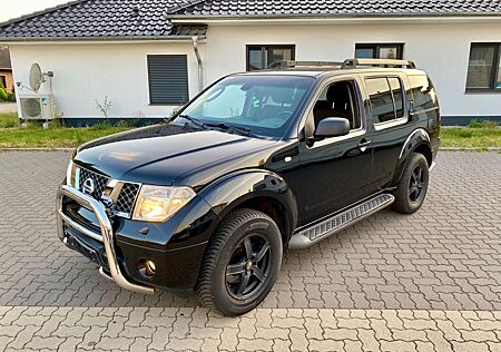 Nissan Pathfinder 2.5 dCi 4x4 7 Sitzer Automatik Klima
