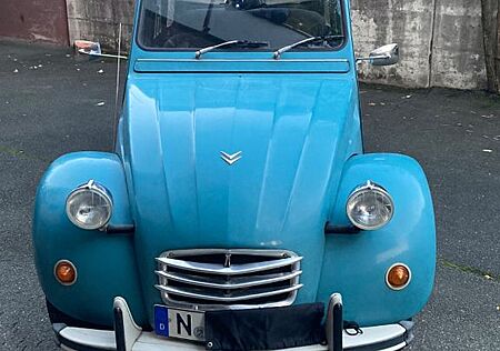 Citroën 2 CV türkisfarben mit blauem Dach