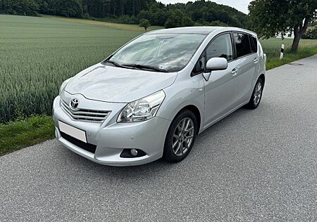 Toyota Verso 2.0l D-4D Edition Panoramadach 11/26 TÜV