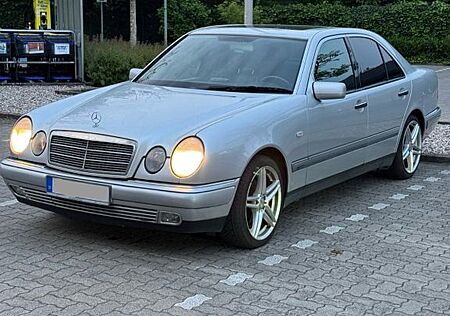 Mercedes-Benz E 320 W 210 ELEGANCE (H-Kennz. ab 01/26 mögl.!)