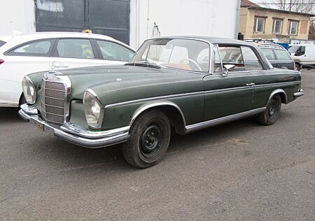 Mercedes-Benz 220