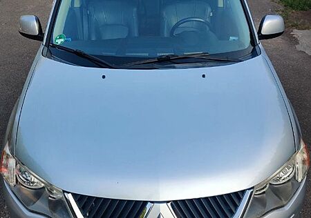 Mitsubishi Outlander 2.2 DI-D | 7-Sitzer | Leder
