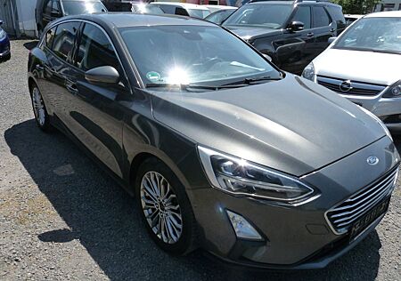 Ford Focus Lim. Titanium 1,5l DPF Automatik