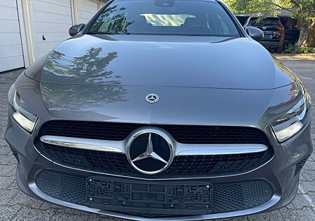 Mercedes-Benz A 180 A 180d -Klasse Lim. Digi Tacho Teilleder Navi