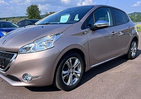 Peugeot 208 1.2l Style Klima+Navi+Park-Pilot