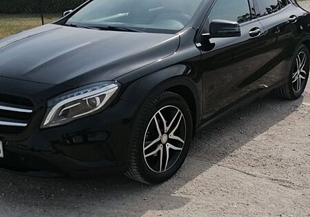 Mercedes-Benz GLA 200 - Schwarz - Beige Leder - Panorama Dach