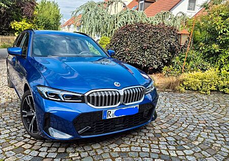 BMW 330e Touring Automatic - M Paket Portimao blau.