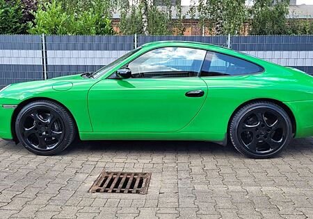 Porsche 996 Carrera Coupé im sportlichen Design