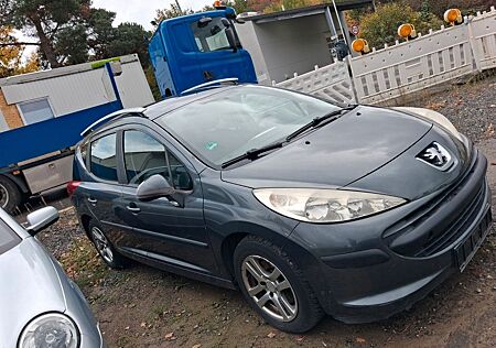 Peugeot 207 SW Tendance motor läuft ein bissen raucht