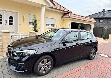 BMW 118i automatik, schwarz, 12/22, top gepflegt