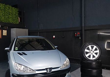 Peugeot 206 1.4*Scheckheft/CarPlay/Navi/8xBereift*