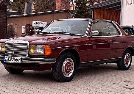 Mercedes-Benz CE 230 230 CE (W123) | 1984 | 149.000 km
