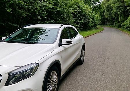 Mercedes-Benz GLA 200 d DCT -